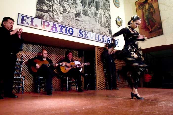Patio Sevillano: Espectáculo Flamenco